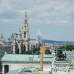 Panorama Wiednia z ratuszem, kościołem Votivkirche i historyczną zabudową