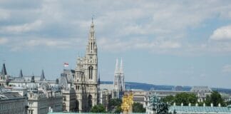 Weekend w Budapeszcie i Wiedniu: praktyczny przewodnik po najciekawszych atrakcjach dla początkujących podróżników Panorama Wiednia z ratuszem, kościołem Votivkirche i historyczną zabudową