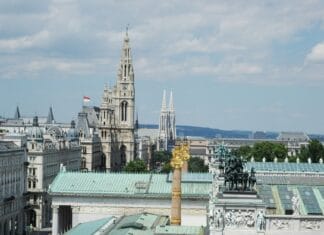 Weekend w Budapeszcie i Wiedniu: praktyczny przewodnik po najciekawszych atrakcjach dla początkujących podróżników Panorama Wiednia z ratuszem, kościołem Votivkirche i historyczną zabudową