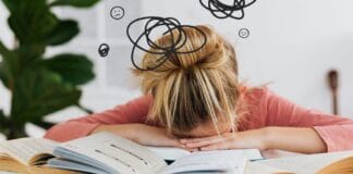 Jak stres wpływa na mózg i zachowanie: co naprawdę mówi nam neurobiologia? Zasypiająca nad książkami studentka przy biurku, przytłoczona stresem