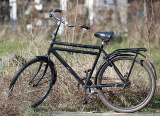 Test bagażników przednich typu lowrider: stabilność sakw i wpływ na prowadzenie roweru Czarny rower szosowy stojący wśród suchej roślinności