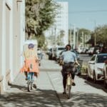 Dwóch rowerzystów jedzie po słonecznym mieście dla zabawy i kondycji